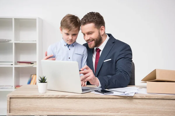 Επιχειρηματίας με το γιο του στο γραφείο — Φωτογραφία Αρχείου