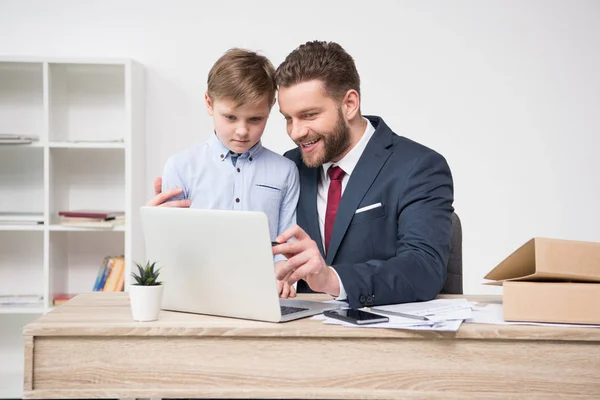 Affärsman med sin son i office — Stockfoto