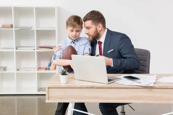 Zakenman met zijn zoon in kantoor — Stockfoto