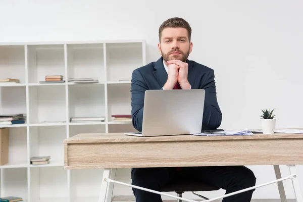 Homem de negócios pensativo à mesa no escritório — Fotografia de Stock