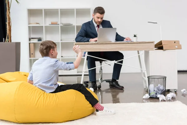 Jongen spelen trashketball op kantoor — Stockfoto