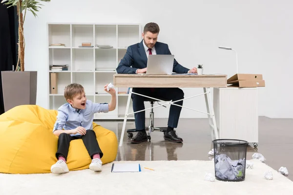 Jongen spelen trashketball op kantoor — Stockfoto