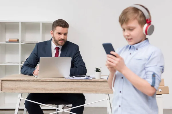 Entreprenör på kontoret med sin son — Stockfoto