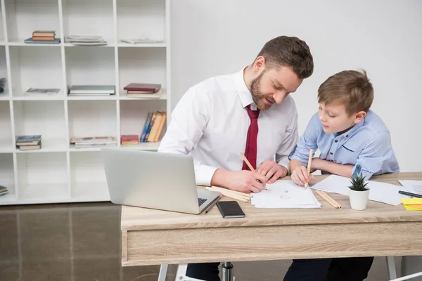 Biznesmen z synem w biurze — Zdjęcie stockowe