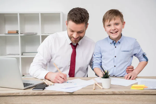 นักธุรกิจกับลูกชายในออฟฟิศ — ภาพถ่ายสต็อก