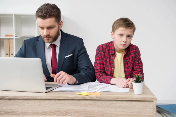 White collar worker with son — Free Stock Photo