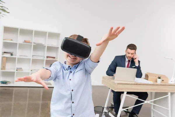 Junge mit Virtual-Reality-Brille lizenzfreie Stockbilder