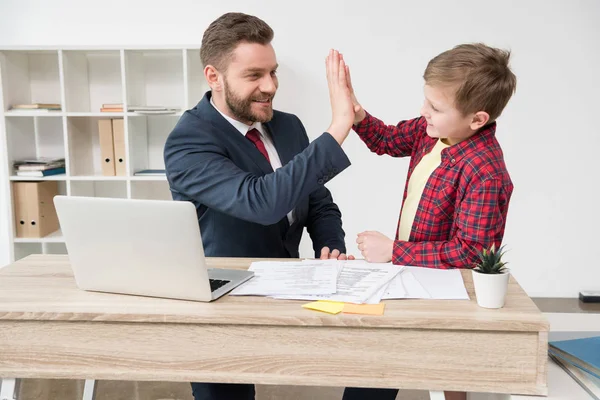 Witte kraag werknemer met zoon — Stockfoto