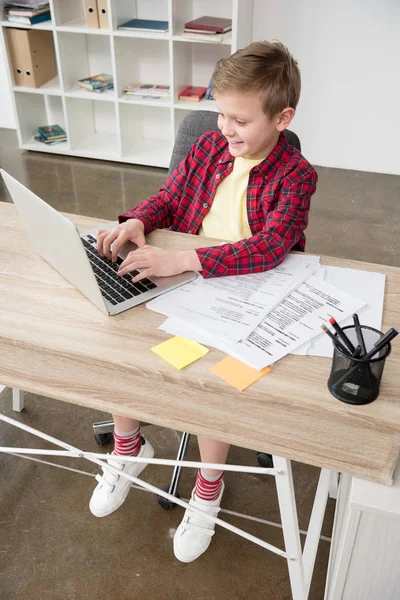 Uczniak przy użyciu laptopa w biurze — Zdjęcie stockowe