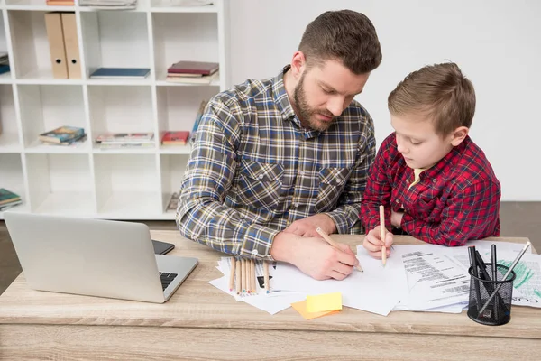 Uomo d'affari disegno con figlio — Foto Stock