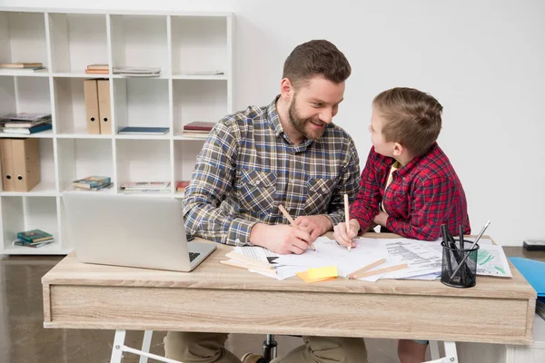 Zakenman tekenen met zoon — Stockfoto