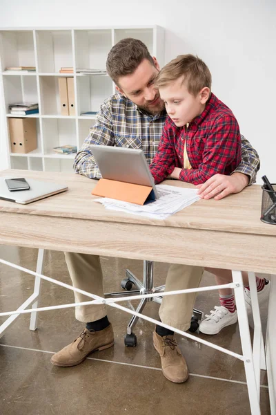 Affärsman med surfplatta med son — Stockfoto