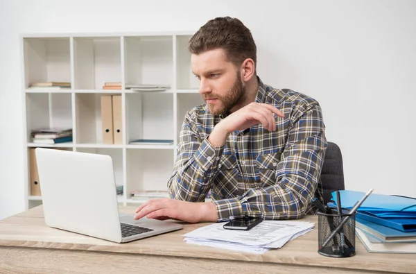 Homme d'affaires travaillant dans un bureau moderne — Photo