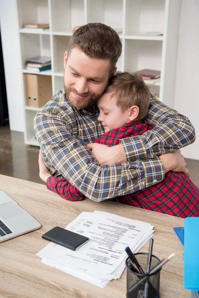 Pai abraça seu filho — Fotografia de Stock