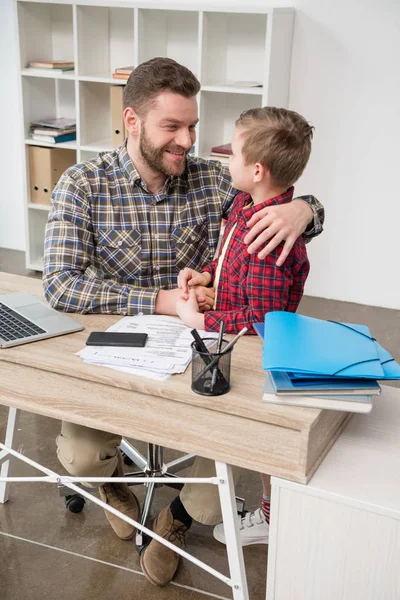 Vater umarmt seinen Sohn — Stockfoto