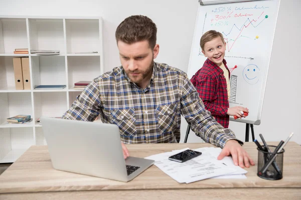 Freelancer med son på kontor — Stockfoto