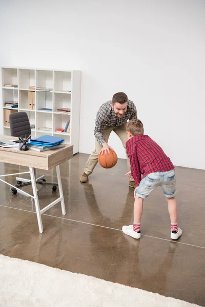 Empresário com filho no escritório em casa — Fotografia de Stock