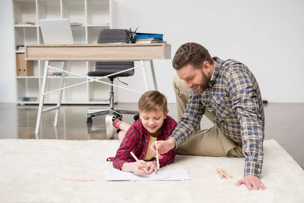 Uomo d'affari disegno con figlio — Foto Stock