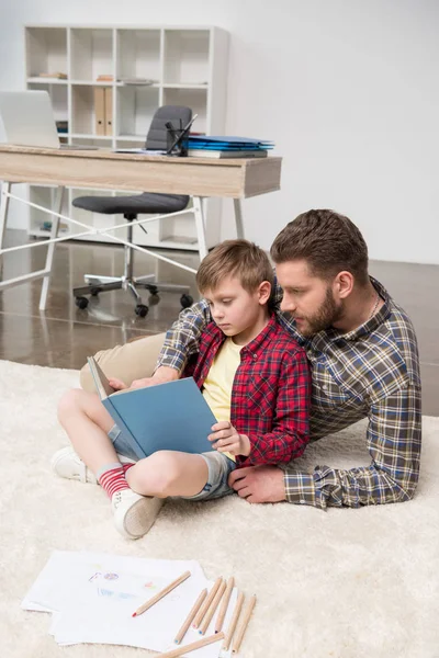 Freelancer com filho no escritório em casa — Fotografia de Stock