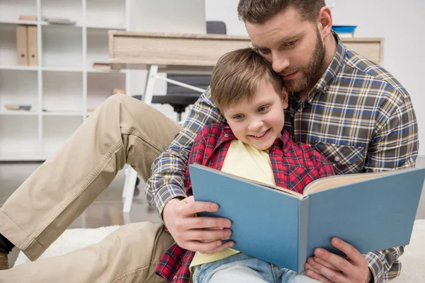 Freelancer com filho no escritório em casa — Fotografia de Stock