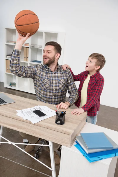 Zakenman met zoon op kantoor aan huis — Stockfoto