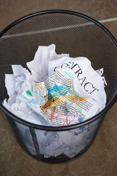 Papéis de negócios enrugados em balde de lixo — Fotografia de Stock