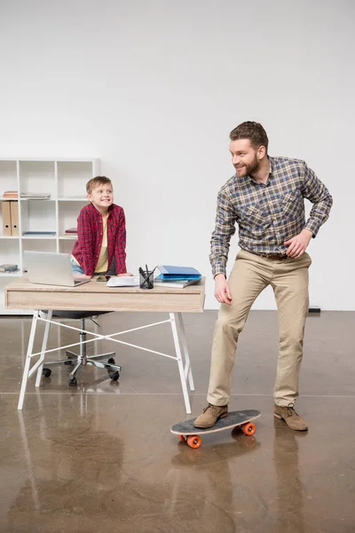 Freelancer empresário no skate Imagem De Stock