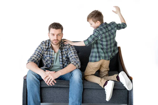 Pai e filho tendo conflito — Fotos gratuitas