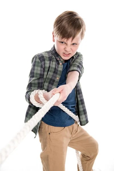 Хлопчик, потягнувши мотузка — стокове фото