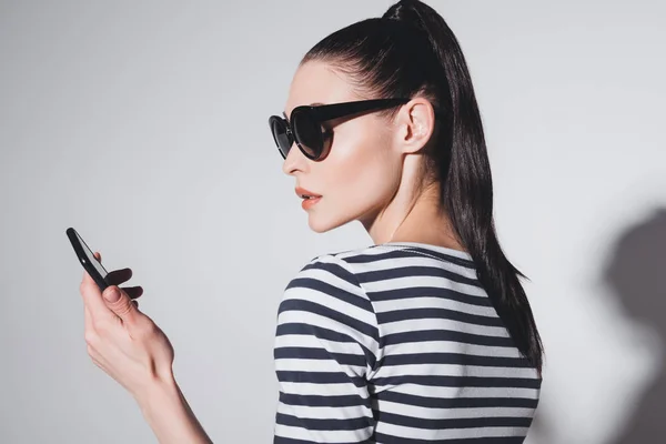 Hermosa mujer con teléfono inteligente — Foto de Stock