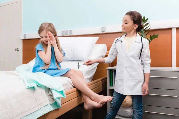 Niños jugando médico y paciente - foto de stock