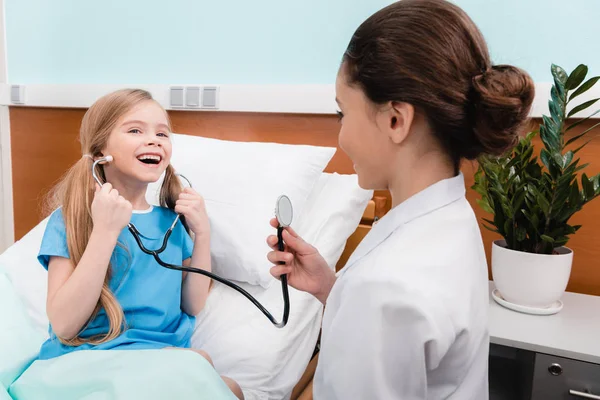 Дети играют в доктора и пациента — стоковое фото