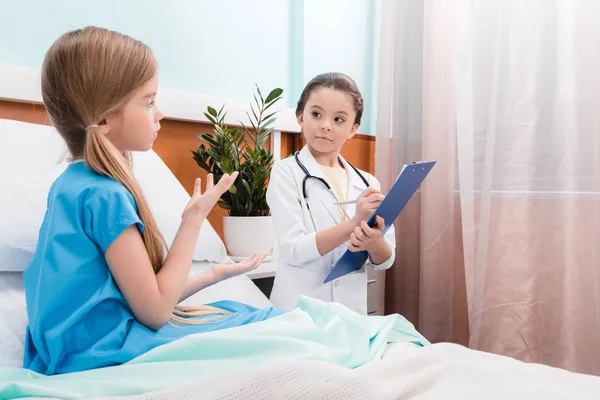 Kids playing doctor and patient — Stock Photo