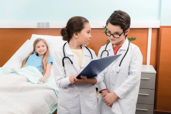 Enfants jouant les médecins et le patient — Photo de stock