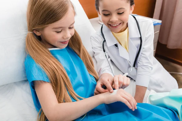 Kids playing doctor and patient — Stock Photo