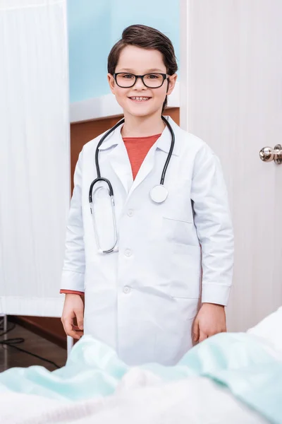 Niño en traje de médico - foto de stock