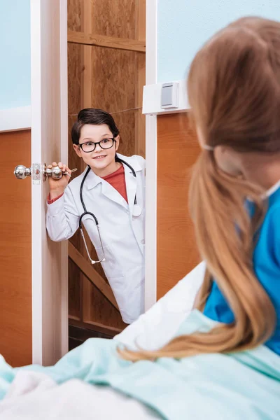 Kinder spielen Arzt und Patient — Stockfoto