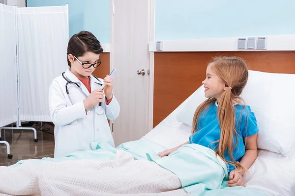 Crianças brincando médico e paciente — Fotografia de Stock