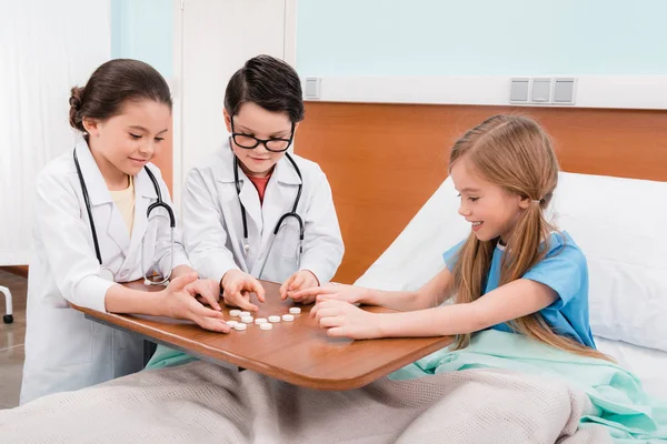 Enfants jouant les médecins et le patient — Photo de stock