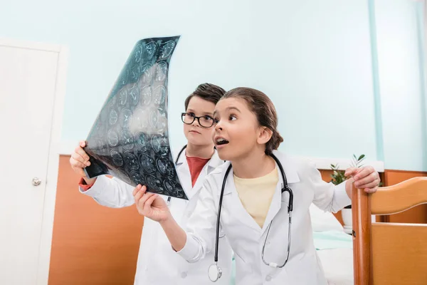 Médicos de niños con rayos X - foto de stock