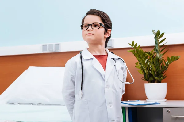 Niño en traje de médico - foto de stock