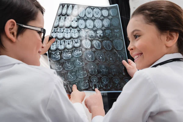 Médicos de niños con rayos X - foto de stock