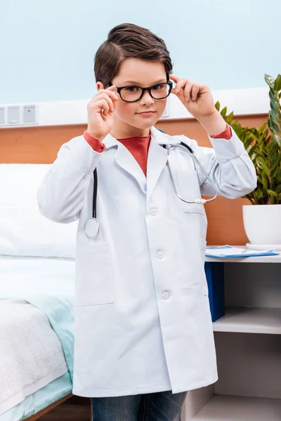 Niño en traje de médico - foto de stock