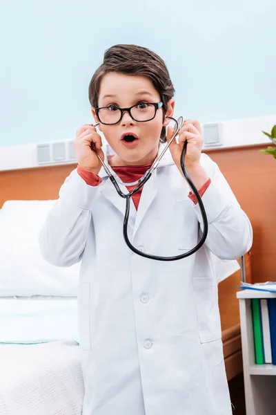 Niño en traje de médico - foto de stock