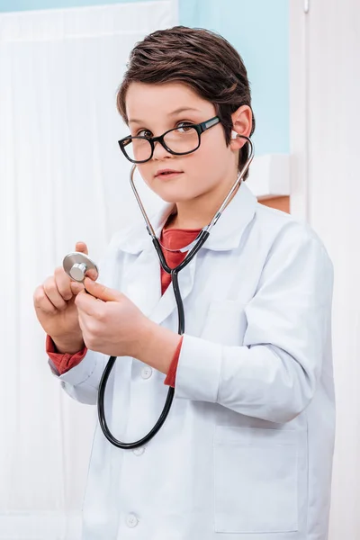 Niño en traje de médico - foto de stock