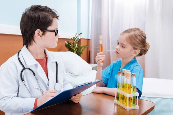 Crianças brincando médico e enfermeira — Fotografia de Stock