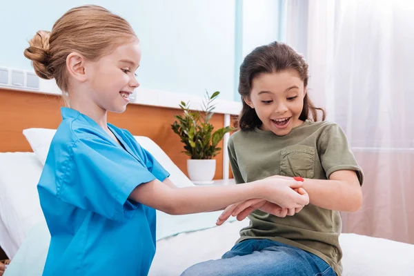 Kinder spielen Krankenschwester und Patient — Stockfoto
