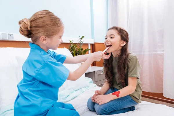 Enfants jouant infirmière et patient — Photo de stock