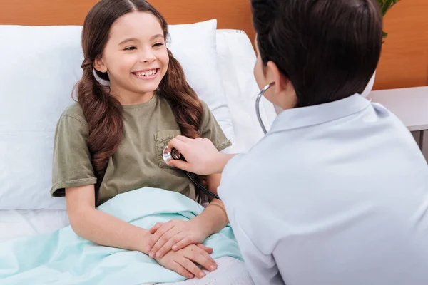 Niños jugando médico y paciente - foto de stock