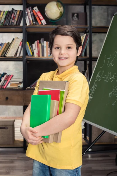 Schüler mit Büchern im Arm — Stockfoto